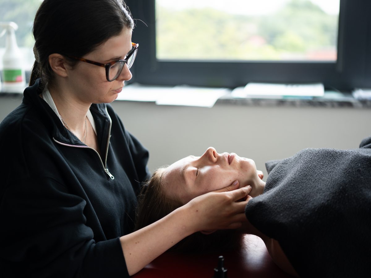 Specjalistka Move Therapy podczas pracy z pacjentką